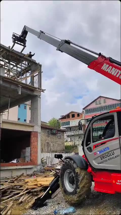 Eroğlu Manitou Kiralama’nın kırmızı Manitou MT serisi teleskopik yükleyicisi, kabin kapısında telefon numarası